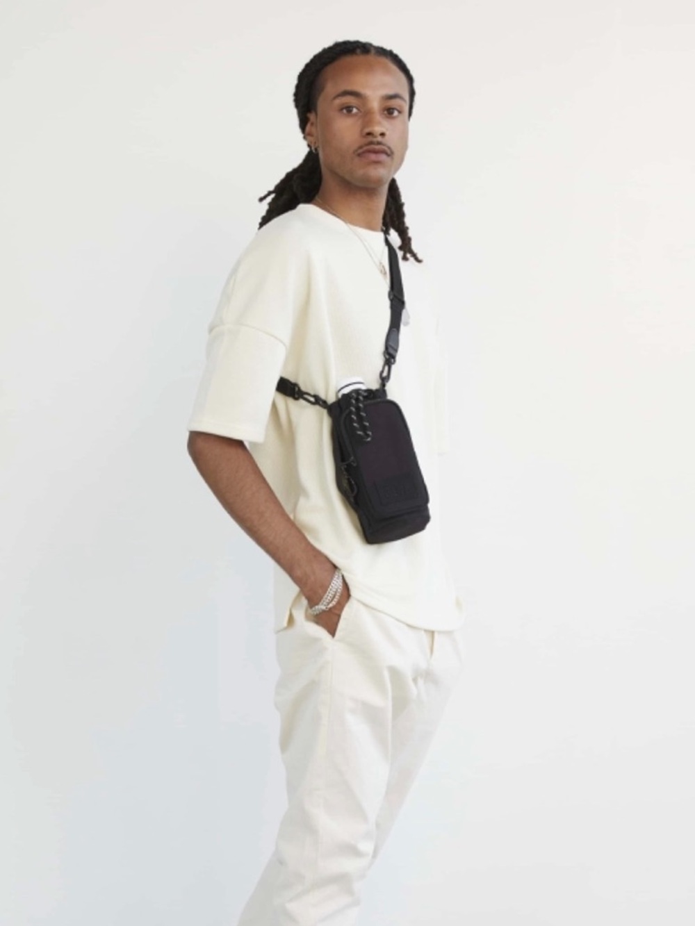 BEIS THE WATER BOTTLE SLING IN BLACK